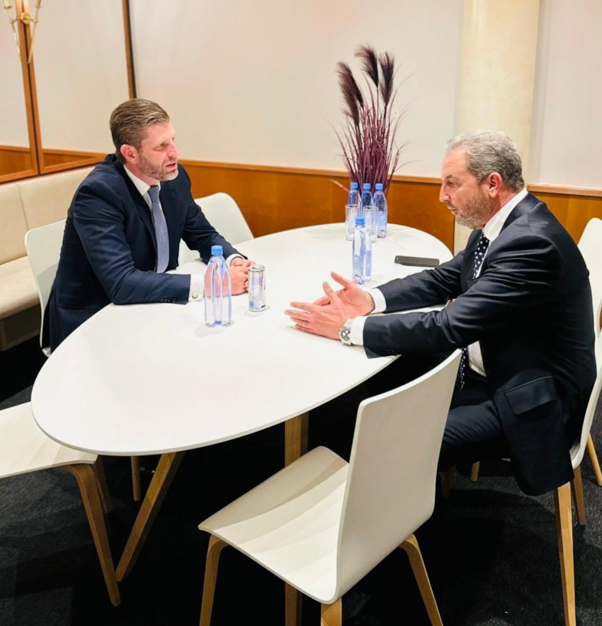 Ο Αλέξανδρος Εξάρχου συναντήθηκε στο Νταβός με τον εκτελεστικό αντιπρόεδρο του Trump Organization, Έρικ Τραμπ