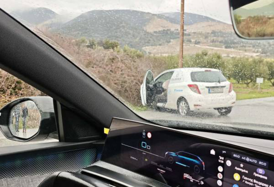 Τροχαίο με δύο ΙΧ στη Νέα Καρβάλη, ένα αυτοκίνητο αναποδογύρισε και κατέληξε στις προστατευτικές μπάρες του δρόμου