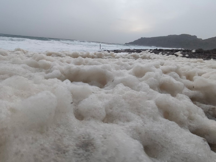 Παραλία στην Παλαιοχώρα Χανίων γέμισε αφρούς, δείτε βίντεο και φωτογραφίες