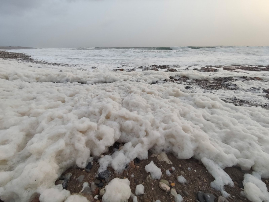 Παραλία στην Παλαιοχώρα Χανίων γέμισε αφρούς, δείτε βίντεο και φωτογραφίες