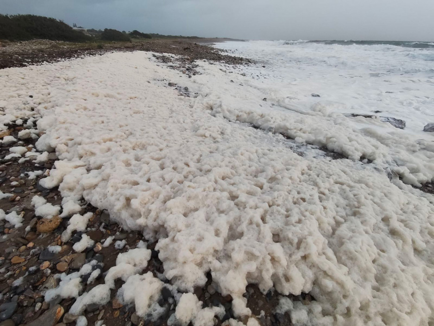 Παραλία στην Παλαιοχώρα Χανίων γέμισε αφρούς, δείτε βίντεο και φωτογραφίες
