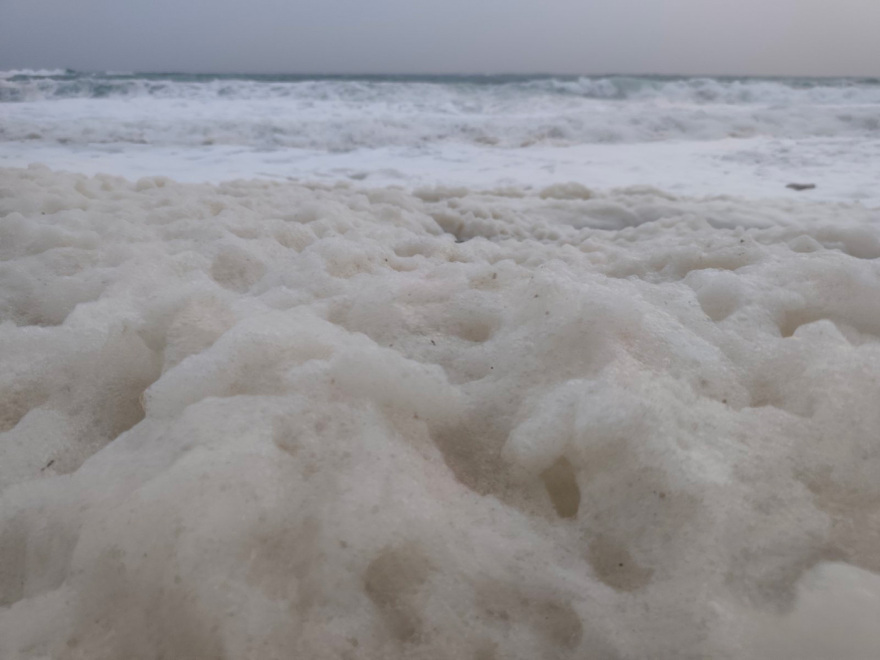 Παραλία στην Παλαιοχώρα Χανίων γέμισε αφρούς, δείτε βίντεο και φωτογραφίες