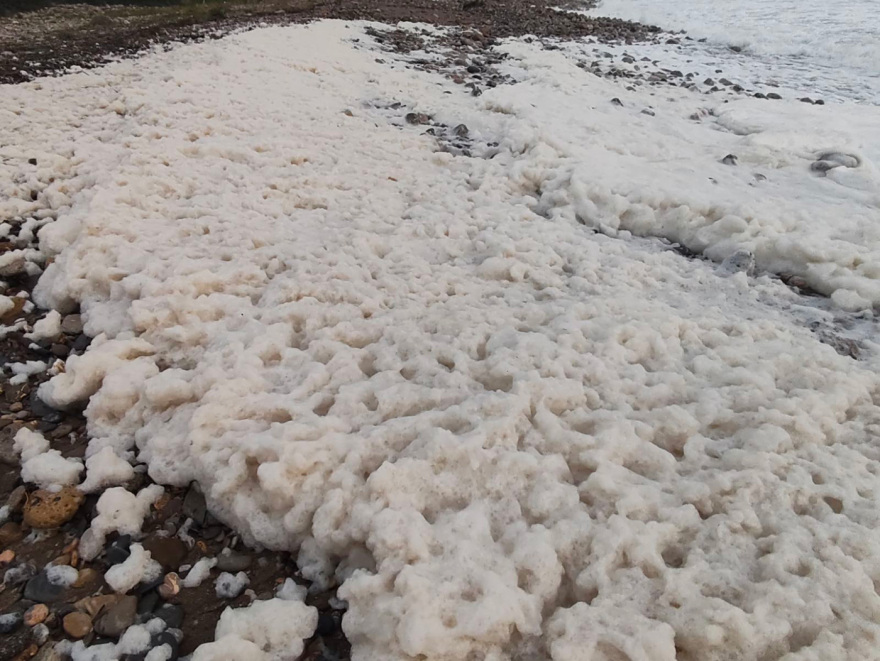 Παραλία στην Παλαιοχώρα Χανίων γέμισε αφρούς, δείτε βίντεο και φωτογραφίες