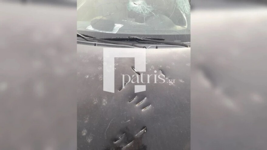 Οι τσεκουριές στο αμάξι από την επίθεση 39χρονου σε μητέρα και το παιδί της στο Ηράκλειο, φωτογραφία