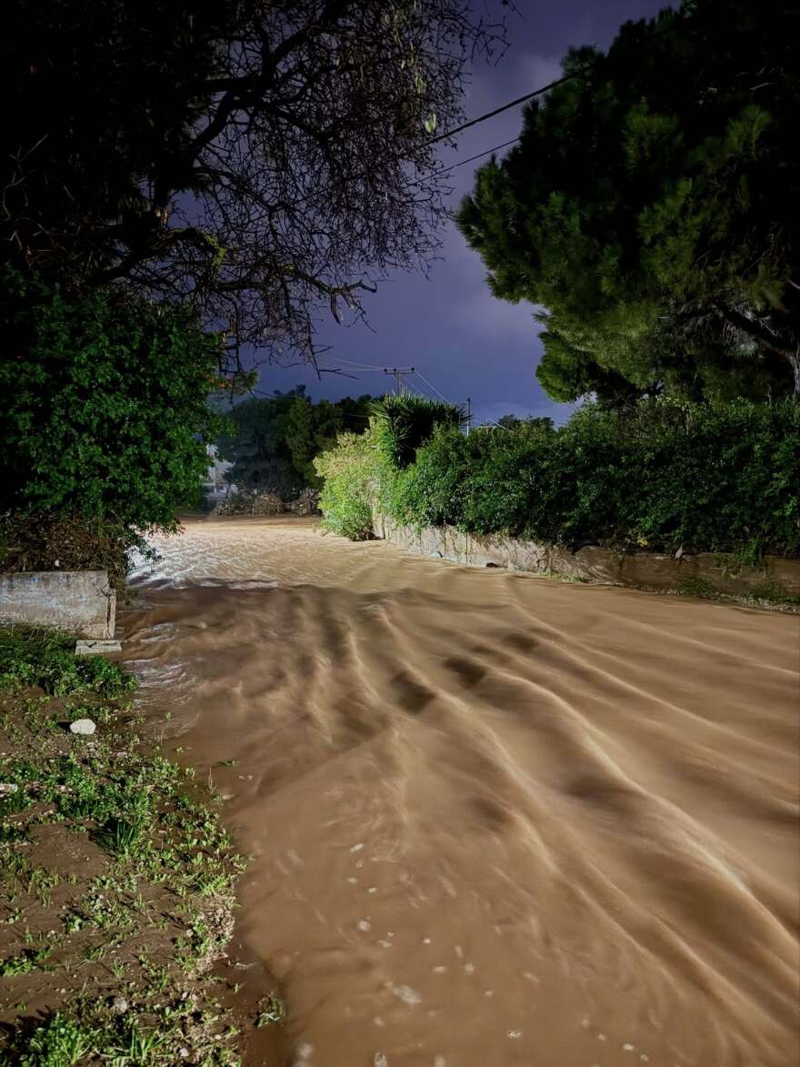 Σοβαρές καταστροφές στη Βάρη από τη κακοκαιρία, γυναίκα σκαρφάλωσε σε δέντρο για να σωθεί από τα ορμητικά νερά