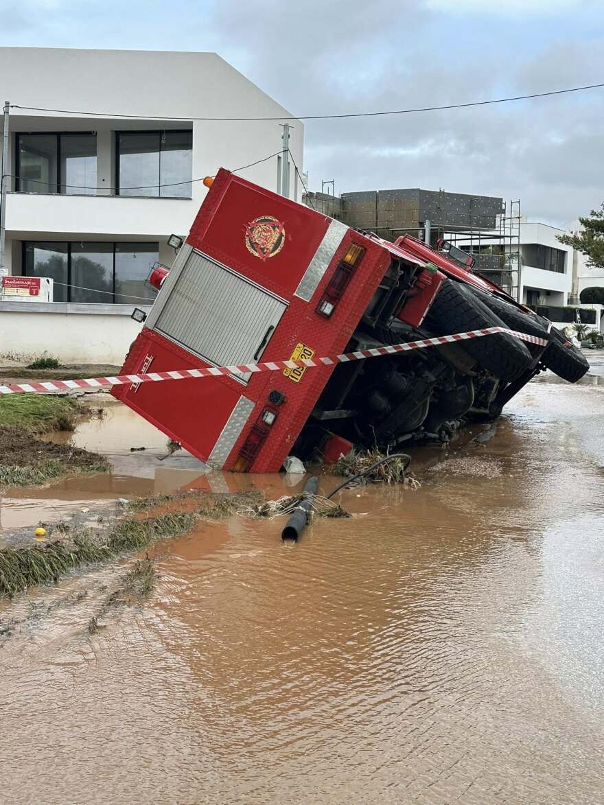 Σοβαρές καταστροφές στη Βάρη από τη κακοκαιρία, γυναίκα σκαρφάλωσε σε δέντρο για να σωθεί από τα ορμητικά νερά