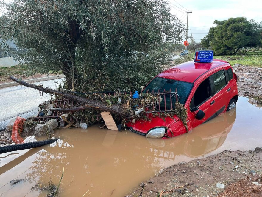 Σοβαρές καταστροφές στη Βάρη από τη κακοκαιρία, γυναίκα σκαρφάλωσε σε δέντρο για να σωθεί από τα ορμητικά νερά