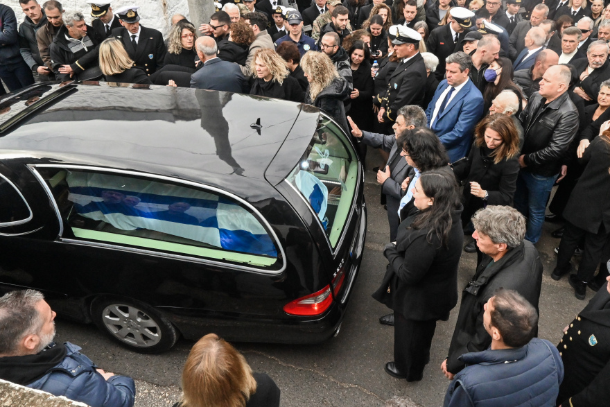 Οδύνη στην κηδεία του λιμενικού που σκοτώθηκε στο Άστρος, η Βουλή «υιοθετεί» το παιδί του