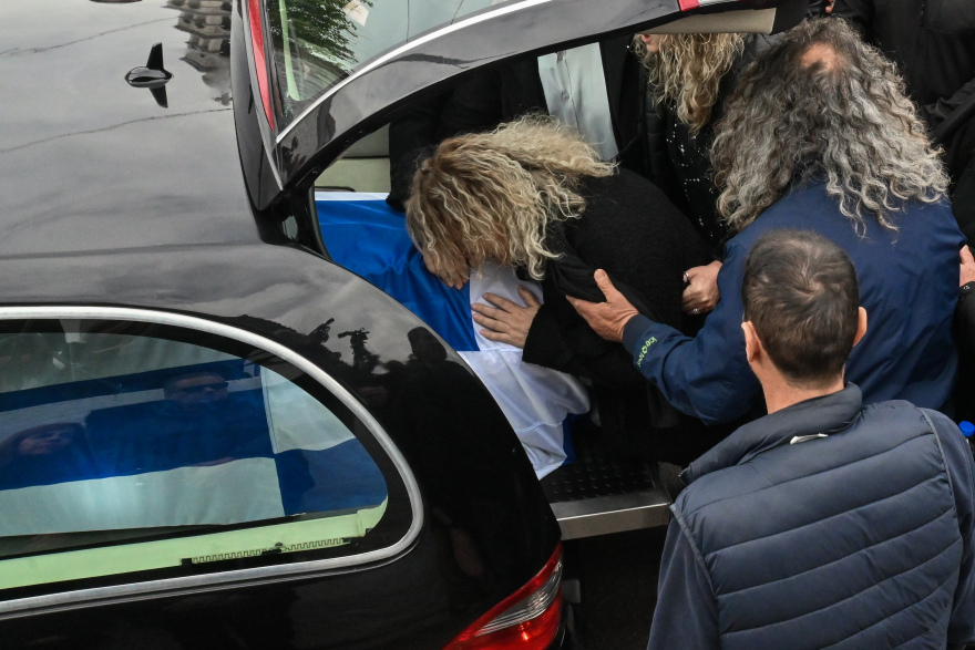 Οδύνη στην κηδεία του λιμενικού που σκοτώθηκε στο Άστρος, η Βουλή «υιοθετεί» το παιδί του