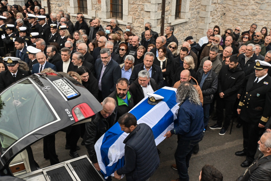 Οδύνη στην κηδεία του λιμενικού που σκοτώθηκε στο Άστρος, η Βουλή «υιοθετεί» το παιδί του