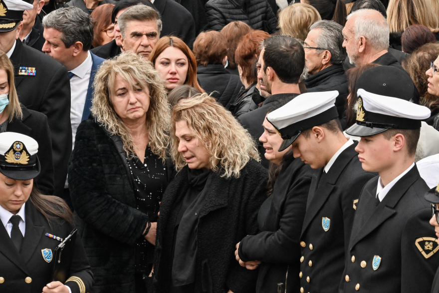 Οδύνη στην κηδεία του λιμενικού που σκοτώθηκε στο Άστρος, η Βουλή «υιοθετεί» το παιδί του