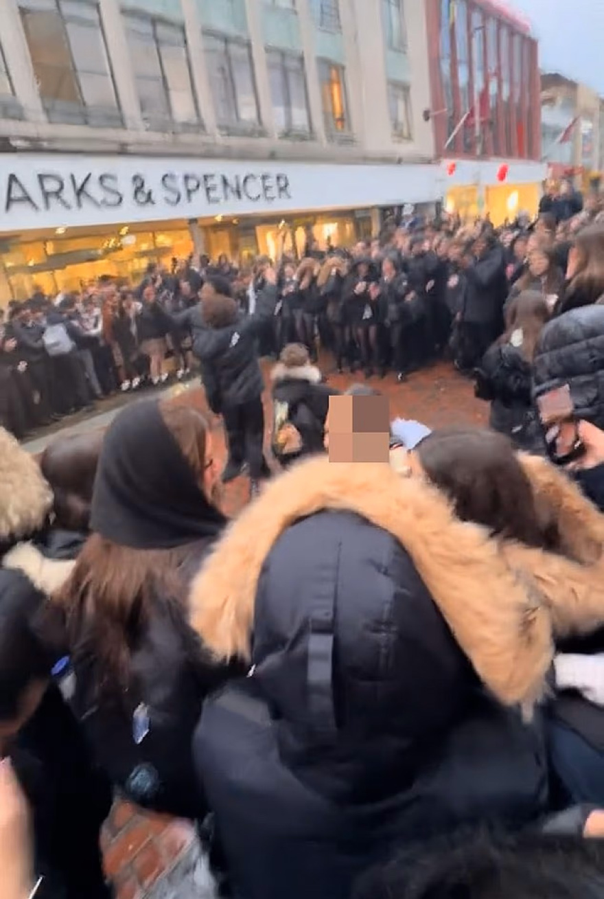 Χάος σε γειτονιά του Λονδίνου από εκατοντάδες εφήβους: Πήγαν για τυφλά ραντεβού και κατέληξαν να συγκρουστούν με την Αστυνομία