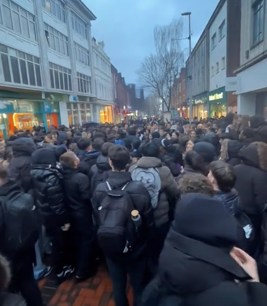 Χάος σε γειτονιά του Λονδίνου από εκατοντάδες εφήβους: Πήγαν για τυφλά ραντεβού και κατέληξαν να συγκρουστούν με την Αστυνομία