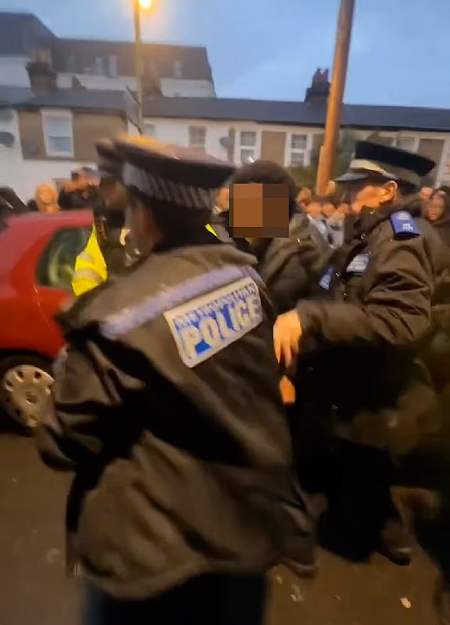 Χάος σε γειτονιά του Λονδίνου από εκατοντάδες εφήβους: Πήγαν για τυφλά ραντεβού και κατέληξαν να συγκρουστούν με την Αστυνομία