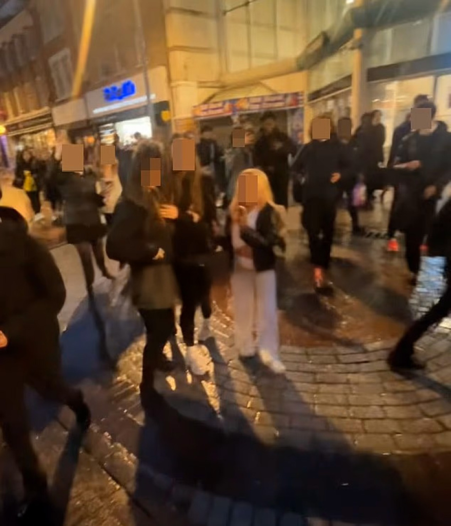 Χάος σε γειτονιά του Λονδίνου από εκατοντάδες εφήβους: Πήγαν για τυφλά ραντεβού και κατέληξαν να συγκρουστούν με την Αστυνομία