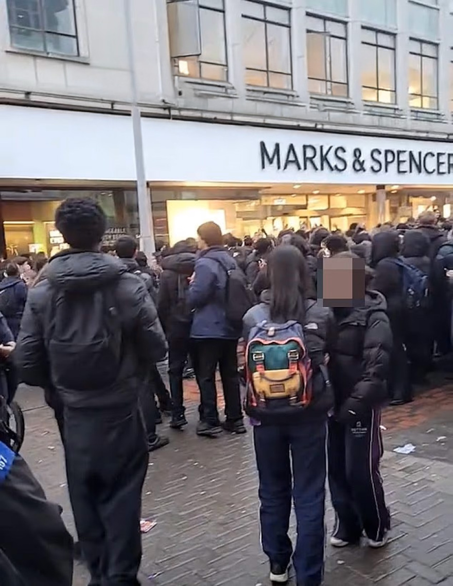 Χάος σε γειτονιά του Λονδίνου από εκατοντάδες εφήβους: Πήγαν για τυφλά ραντεβού και κατέληξαν να συγκρουστούν με την Αστυνομία