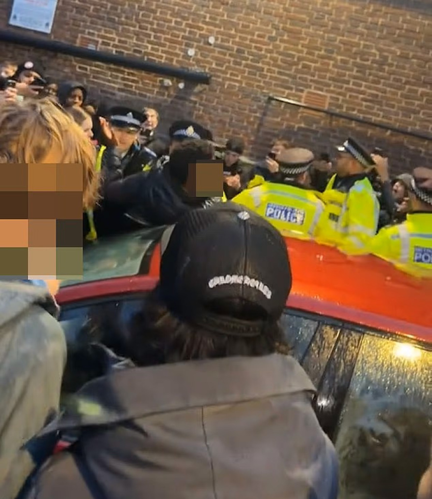 Χάος σε γειτονιά του Λονδίνου από εκατοντάδες εφήβους: Πήγαν για τυφλά ραντεβού και κατέληξαν να συγκρουστούν με την Αστυνομία