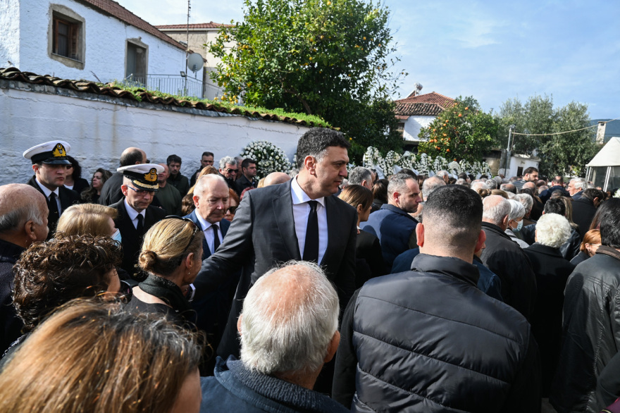 Θρήνος στην κηδεία του λιμενικού που σκοτώθηκε στο Άστρος, ο Κικίλιας ζήτησε από τον Κακλαμάνη να «υιοθετήσει» η Βουλή το παιδί του