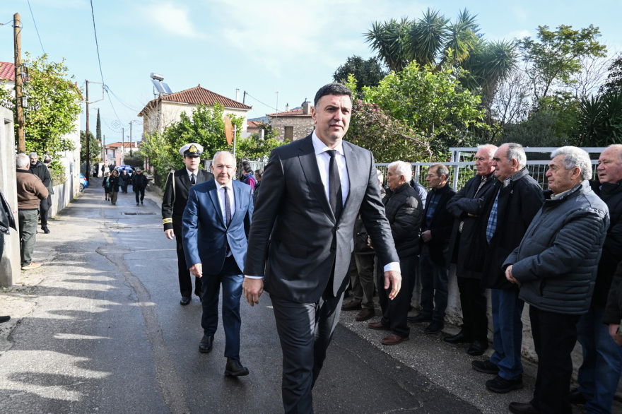 Θρήνος στην κηδεία του λιμενικού που σκοτώθηκε στο Άστρος, ο Κικίλιας ζήτησε από τον Κακλαμάνη να «υιοθετήσει» η Βουλή το παιδί του