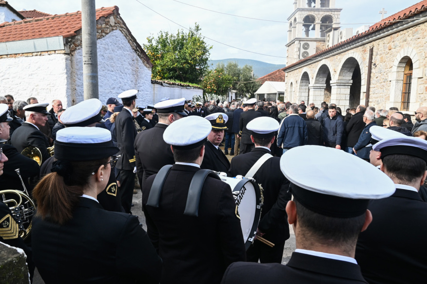 Θρήνος στην κηδεία του λιμενικού που σκοτώθηκε στο Άστρος, ο Κικίλιας ζήτησε από τον Κακλαμάνη να «υιοθετήσει» η Βουλή το παιδί του