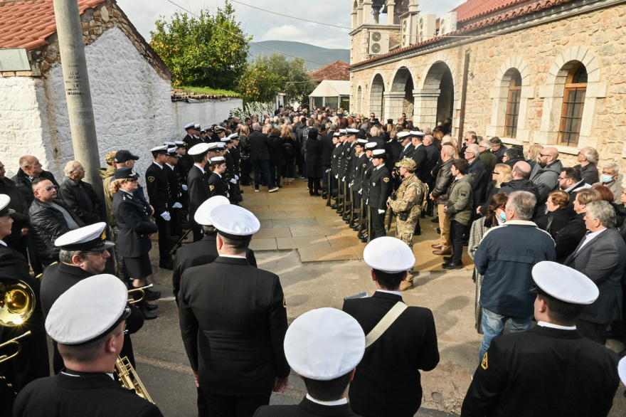 Θρήνος στην κηδεία του λιμενικού που σκοτώθηκε στο Άστρος, ο Κικίλιας ζήτησε από τον Κακλαμάνη να «υιοθετήσει» η Βουλή το παιδί του