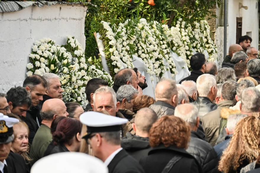 Θρήνος στην κηδεία του λιμενικού που σκοτώθηκε στο Άστρος, ο Κικίλιας ζήτησε από τον Κακλαμάνη να «υιοθετήσει» η Βουλή το παιδί του