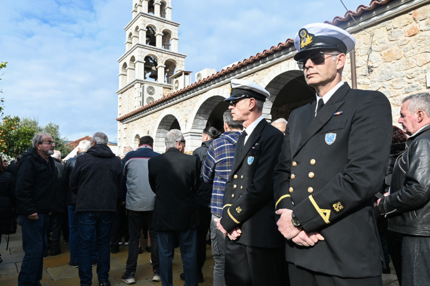 Θρήνος στην κηδεία του λιμενικού που σκοτώθηκε στο Άστρος, ο Κικίλιας ζήτησε από τον Κακλαμάνη να «υιοθετήσει» η Βουλή το παιδί του
