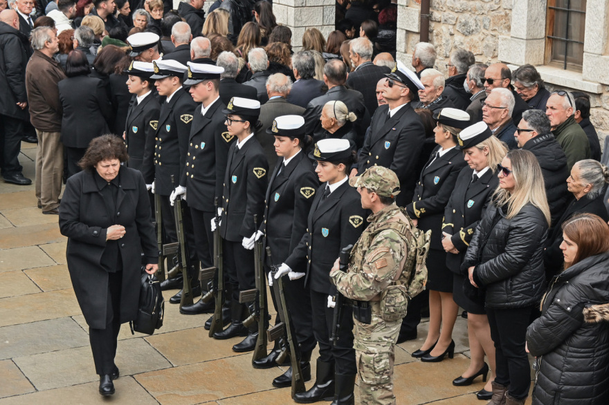Θρήνος στην κηδεία του λιμενικού που σκοτώθηκε στο Άστρος, ο Κικίλιας ζήτησε από τον Κακλαμάνη να «υιοθετήσει» η Βουλή το παιδί του
