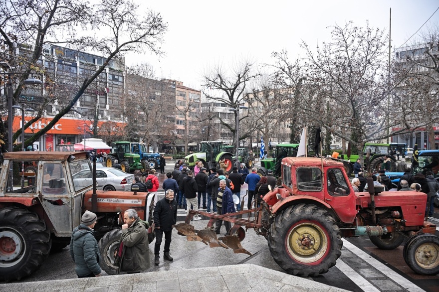 Παρέλαση των τρακτέρ στο κέντρο της Λάρισας, «φεύγουμε αλλά ο αγώνας δεν σταματά» λένε οι αγρότες
