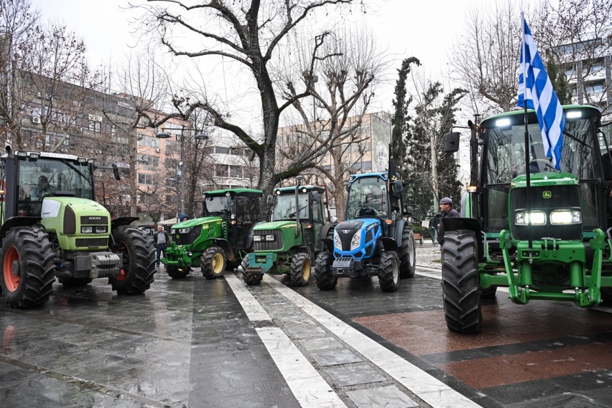 Παρέλαση των τρακτέρ στο κέντρο της Λάρισας, «φεύγουμε αλλά ο αγώνας δεν σταματά» λένε οι αγρότες
