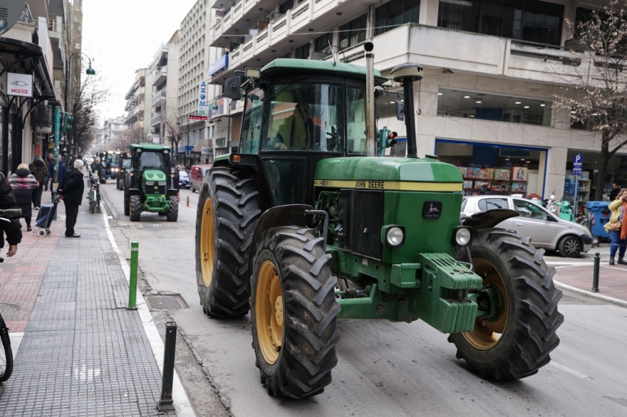 Παρέλαση των τρακτέρ στο κέντρο της Λάρισας, «φεύγουμε αλλά ο αγώνας δεν σταματά» λένε οι αγρότες
