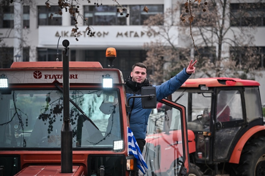Παρέλαση των τρακτέρ στο κέντρο της Λάρισας, «φεύγουμε αλλά ο αγώνας δεν σταματά» λένε οι αγρότες
