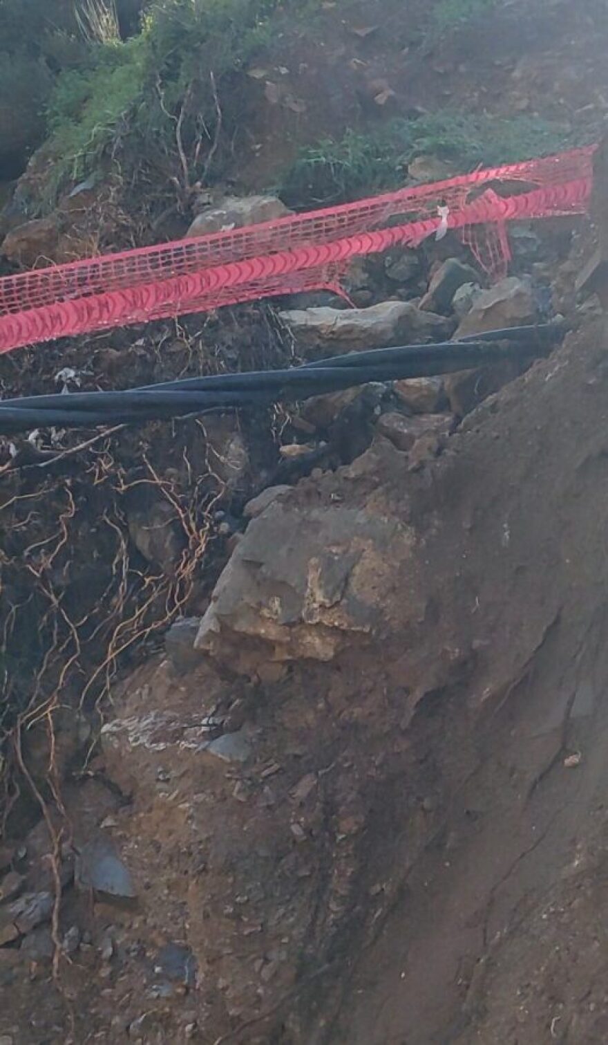 Τα έργα υπογειοποίησης καλωδίων στον Υμηττό καταγγέλλει ο δήμαρχος Γλυφάδας ως κύρια αιτία για τις καταστροφές από την πρόσφατη κακοκαιρία 