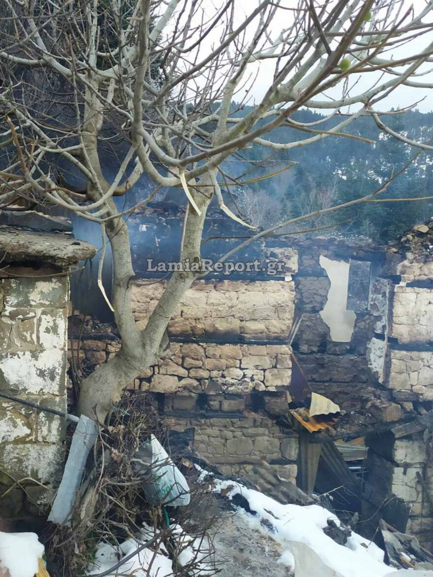 Κάηκε ολοσχερώς σπίτι στη Φθιώτιδα, την τελευταία στιγμή σώθηκε ηλικιωμένη
