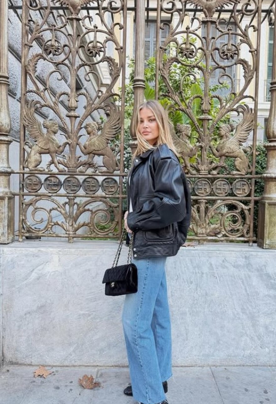 Η σύζυγος του Λούκα Γιόβιτς απολαμβάνει τον ήλιο της Αθήνας, δείτε φωτογραφίες