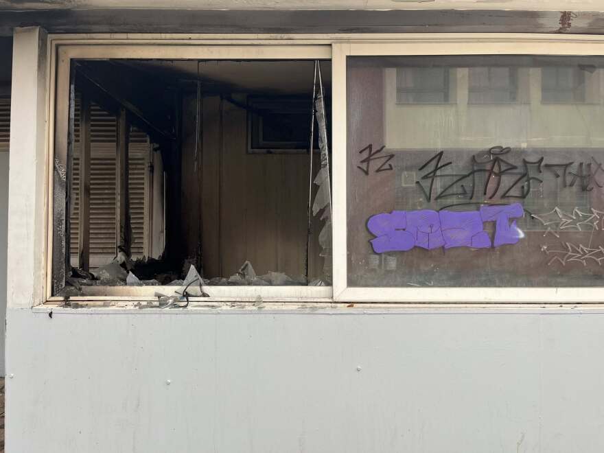 Θεσσαλονίκη: Νεαροί έβαλαν φωτιά σε σχολείο, σοβαρές υλικές ζημιές, δείτε φωτογραφίες