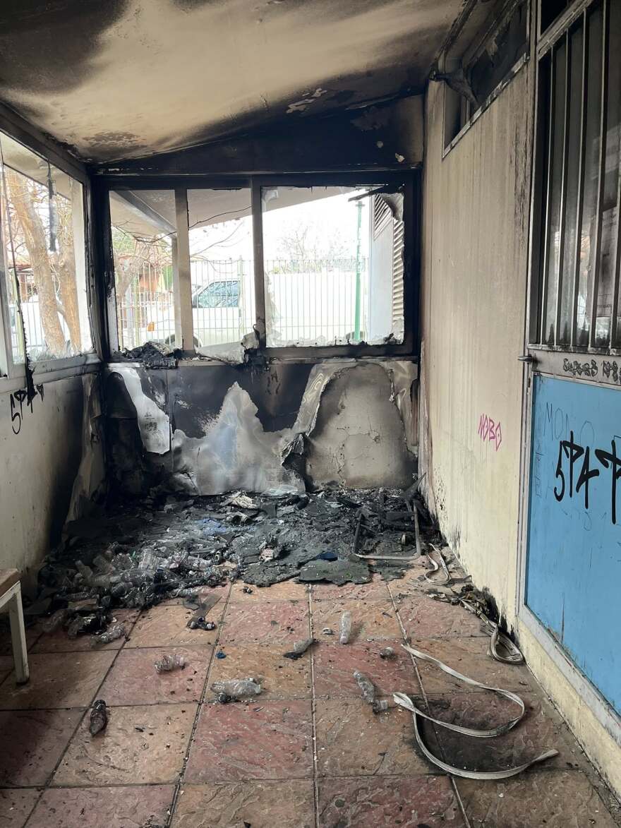 Θεσσαλονίκη: Νεαροί έβαλαν φωτιά σε σχολείο, σοβαρές υλικές ζημιές, δείτε φωτογραφίες