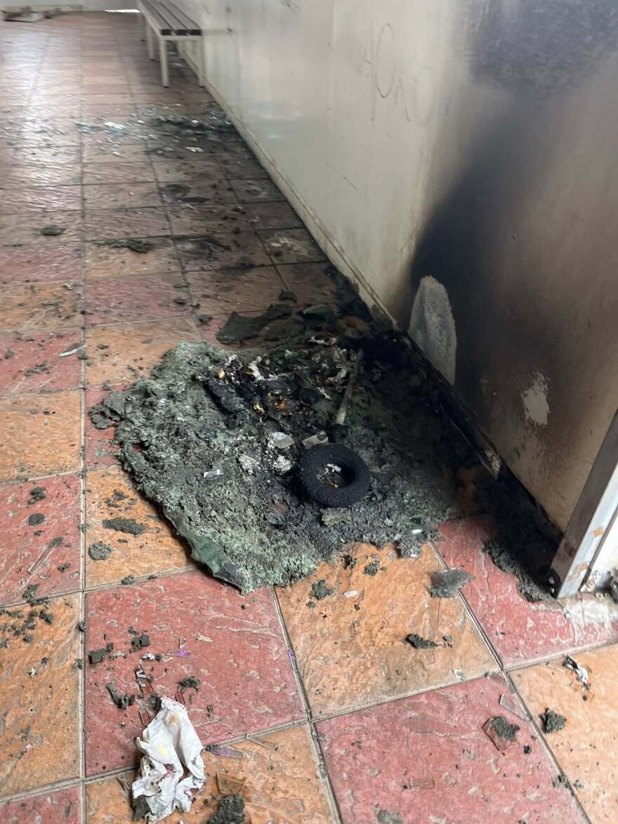 Θεσσαλονίκη: Νεαροί έβαλαν φωτιά σε σχολείο, σοβαρές υλικές ζημιές, δείτε φωτογραφίες