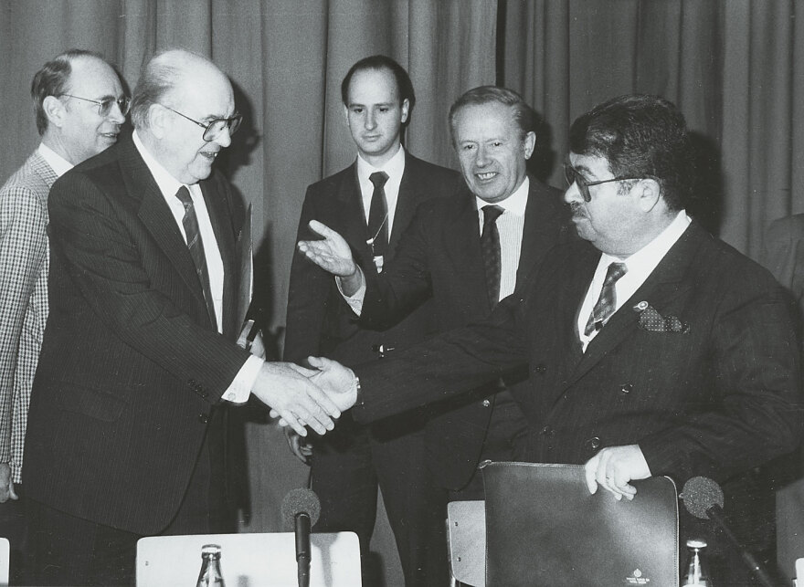 55 χρόνια Νταβός: Σαμπάνιες, φοντί, σκάνδαλα, VIPs, ακτιβιστές... και τα σενάρια «μετακόμισης» από το Ντιτρόιτ μέχρι την Τζακάρτα
