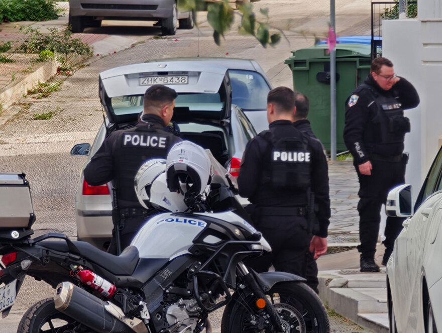 Νεκρός άνδρας σε πορτ μπαγκάζ αυτοκινήτου στη Γλυφάδα - Συνελήφθη ο γιος του, είχε σκοτώσει και τη μητέρα του το 2014