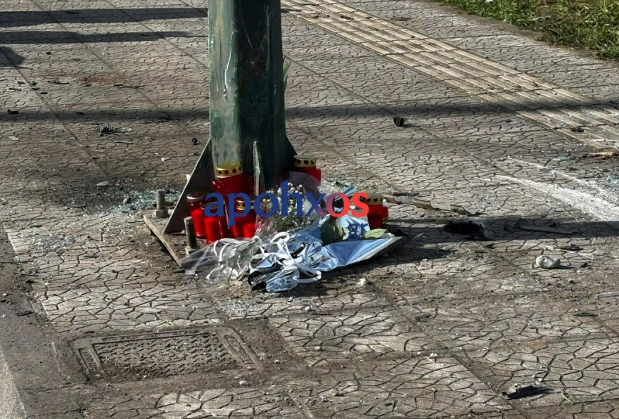 Θρήνος στην Πάτρα: Λουλούδια και κεριά άφησαν συγγενείς και φίλοι στο σημείο όπου σκοτώθηκαν ο 19χρονος και η 17χρονη, βίντεο και φωτογραφίες