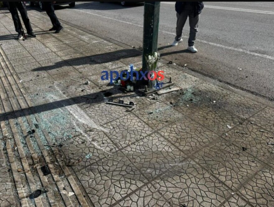 Θρήνος στην Πάτρα: Λουλούδια και κεριά άφησαν συγγενείς και φίλοι στο σημείο όπου σκοτώθηκαν ο 19χρονος και η 17χρονη, βίντεο και φωτογραφίες