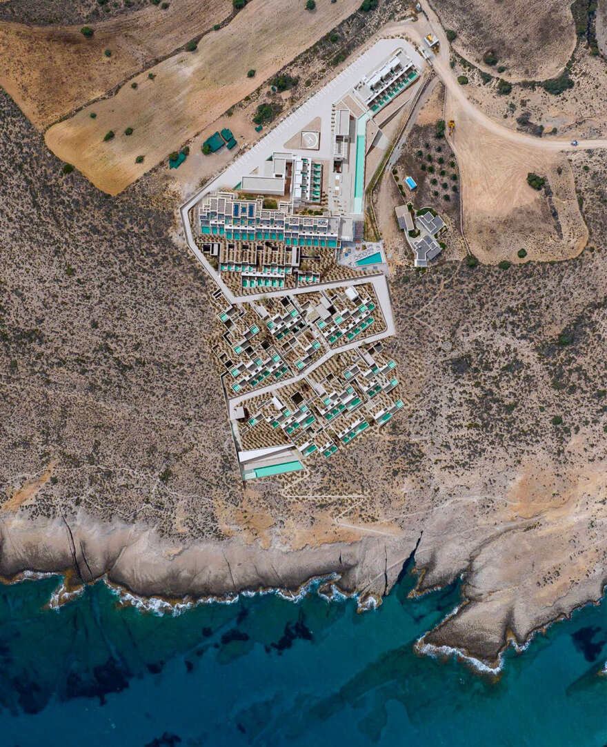 Νέο «οικολογικό έγκλημα» με πεντάστερο ξενοδοχείο στον Μύτακα της Μήλου δίπλα στο Σαρακήνικο, δείτε βίντεο