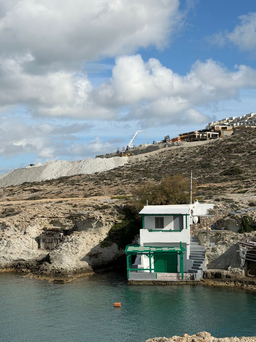 Νέο «οικολογικό έγκλημα» με πεντάστερο ξενοδοχείο στον Μύτακα της Μήλου δίπλα στο Σαρακήνικο, δείτε βίντεο
