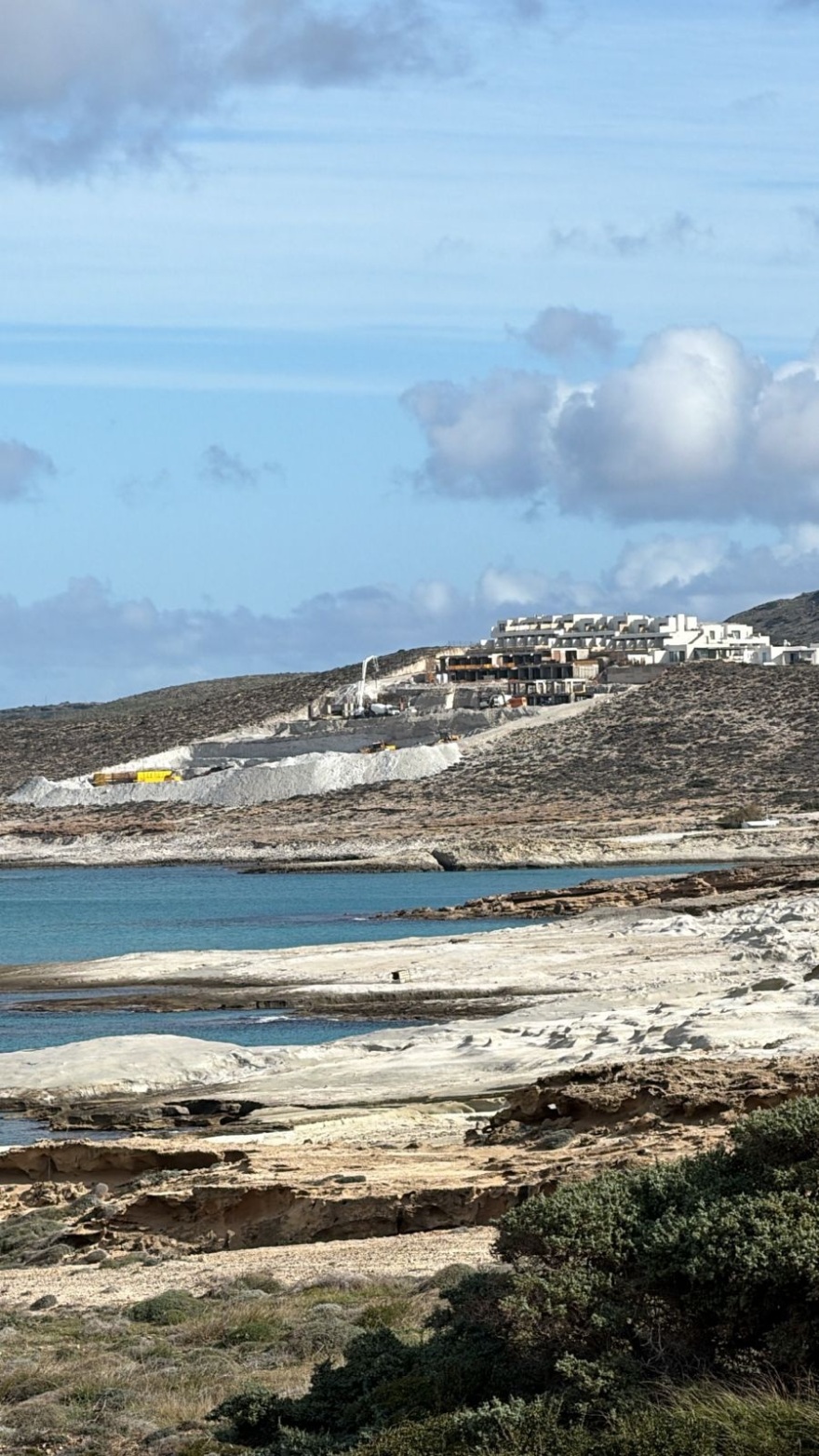 Νέο «οικολογικό έγκλημα» με πεντάστερο ξενοδοχείο στον Μύτακα της Μήλου δίπλα στο Σαρακήνικο, δείτε βίντεο