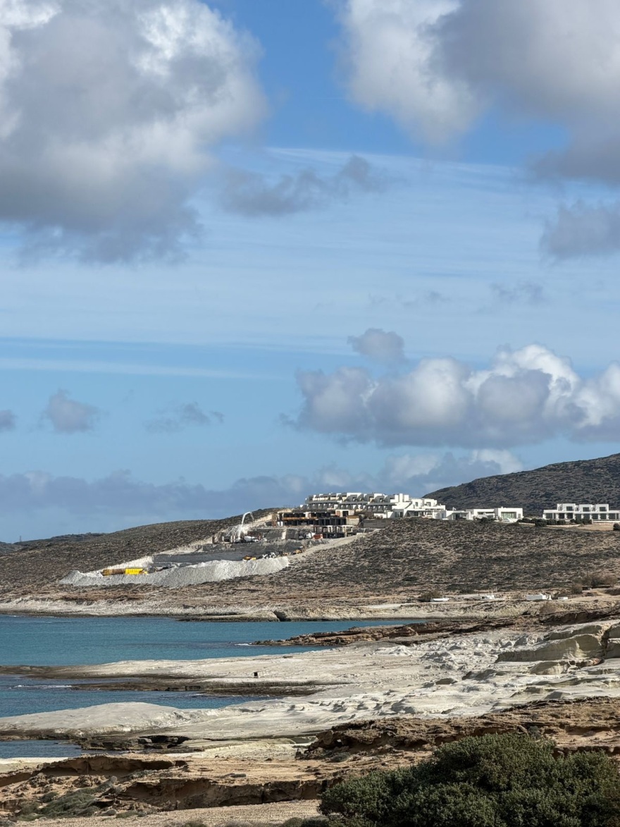 Νέο «οικολογικό έγκλημα» με πεντάστερο ξενοδοχείο στον Μύτακα της Μήλου δίπλα στο Σαρακήνικο, δείτε βίντεο