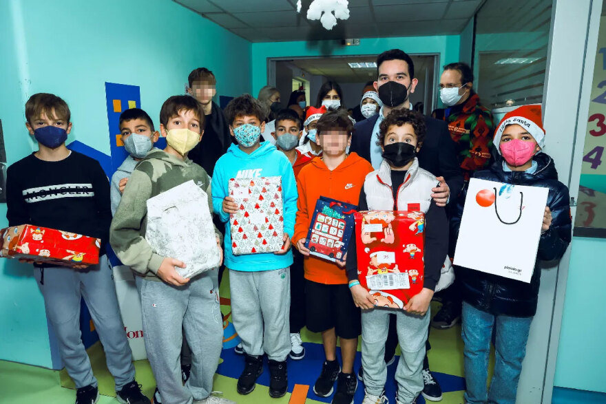 Lifeline Hellas: Οι «Little Santa» μοίρασαν χαμόγελα και 250 δώρα στα παιδιά των νοσοκομείων Παίδων

