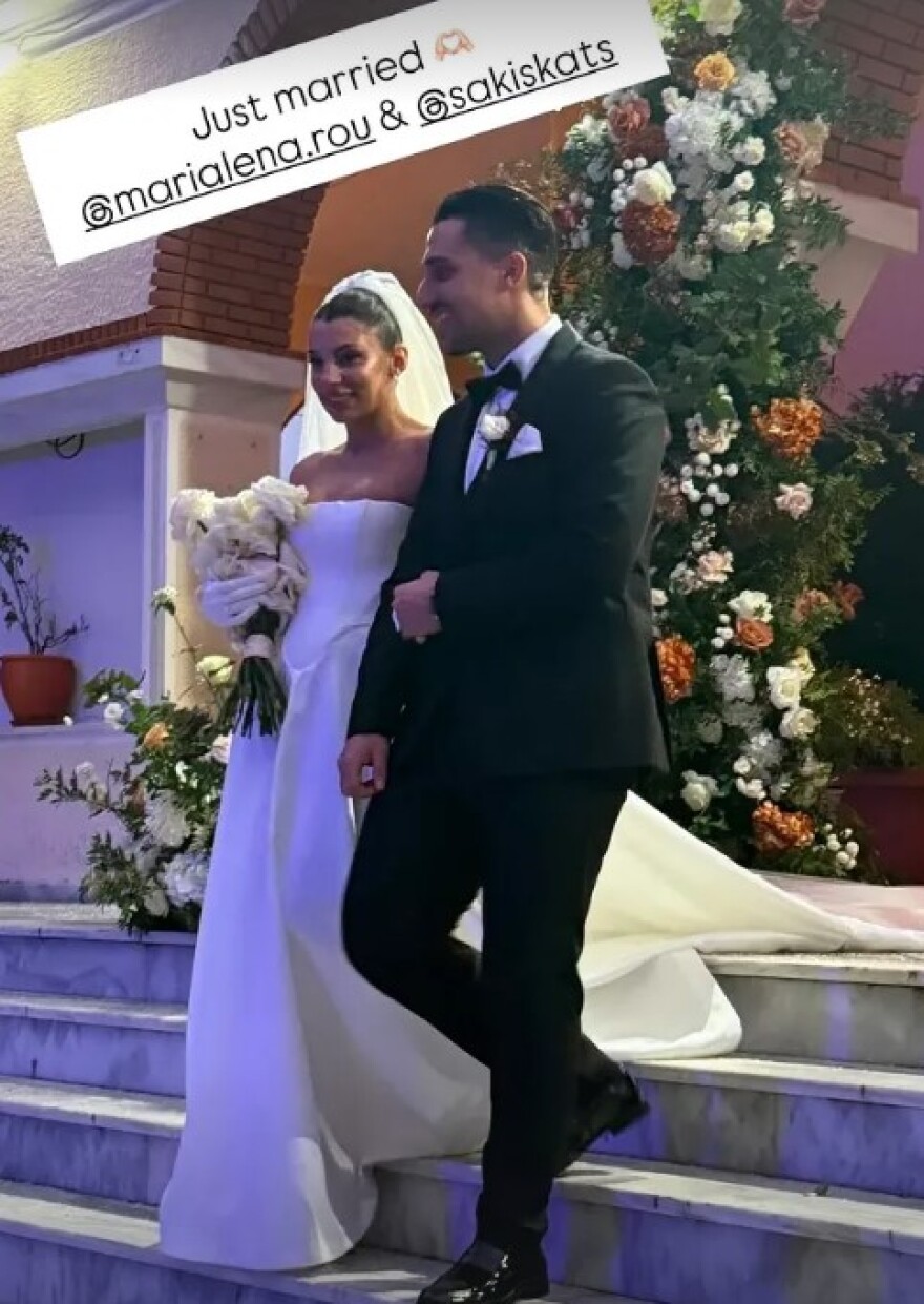 Παντρεύτηκαν Σάκης Κατσούλης και Μαριαλένα Ρουμελιώτη - Δείτε βίντεο και φωτογραφίες