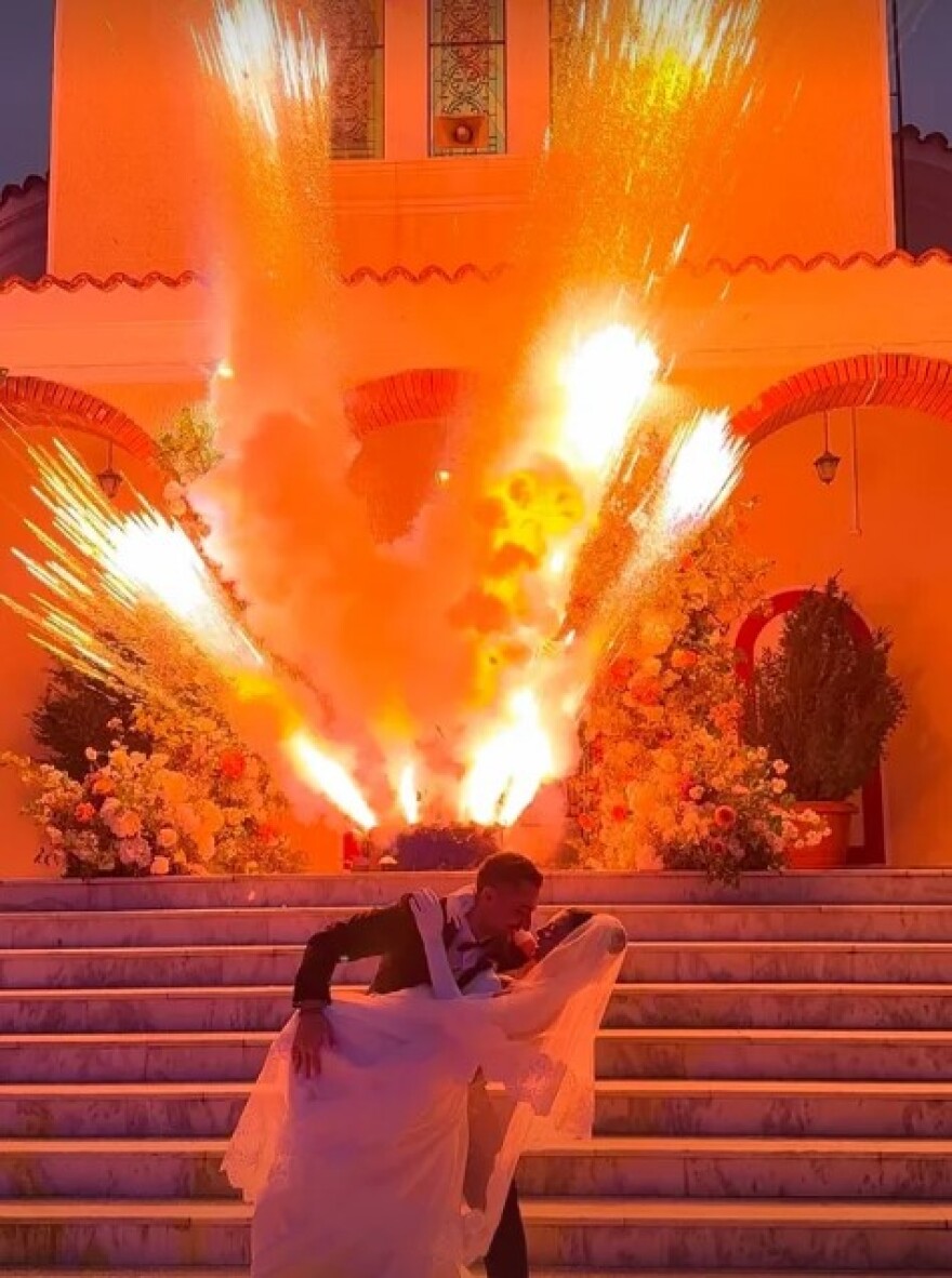 Παντρεύτηκαν Σάκης Κατσούλης και Μαριαλένα Ρουμελιώτη - Δείτε βίντεο και φωτογραφίες