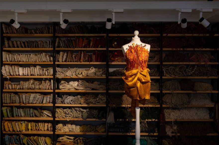 Μουσείο Μπενάκη: Διοργανώνει τη έκθεση «Νημάτων Ένδυμα» της σχεδιάστριας Denise Ελευθερίου